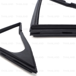 ชุด ยางสามเหลี่ยมขอบกระจก ข้างซ้าย+ขวา 2 ชิ้น สีดำ สำหรับ Datsun/Nissan 1300 521 521 ปี 1966-1972